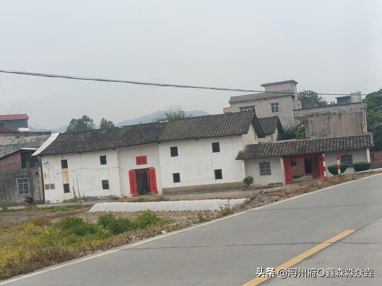 桂平北区乡村大屋多，
一路往北走，
看到沿途的乡村都有不少的大屋，
看起来也有些