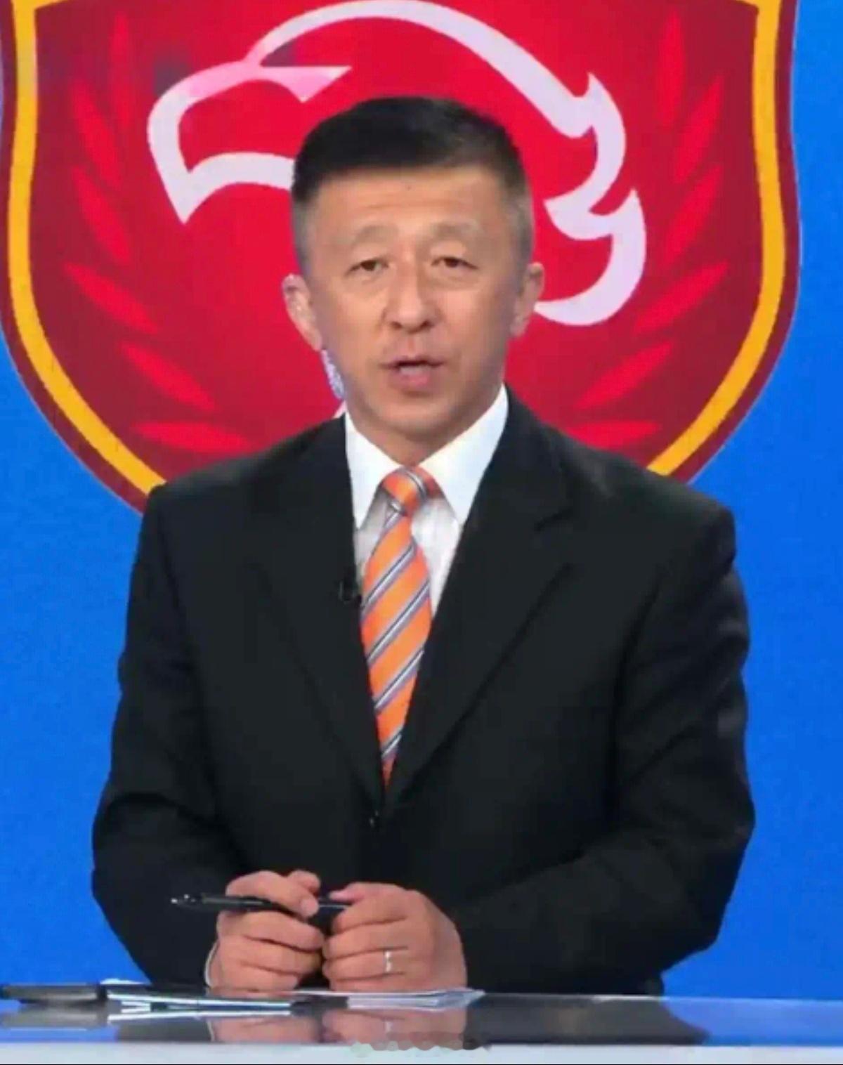 昨晚解说指导又戴上了橙色领带为泰山队谋好运，他对泰山队的爱溢于言表，结果让您失望