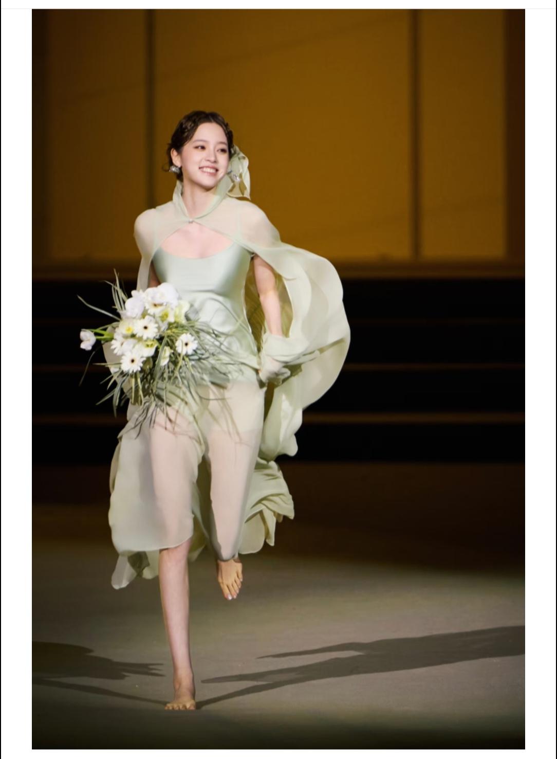 欧阳娜娜，脚趾头还是很好看的，就是有点外翻了。