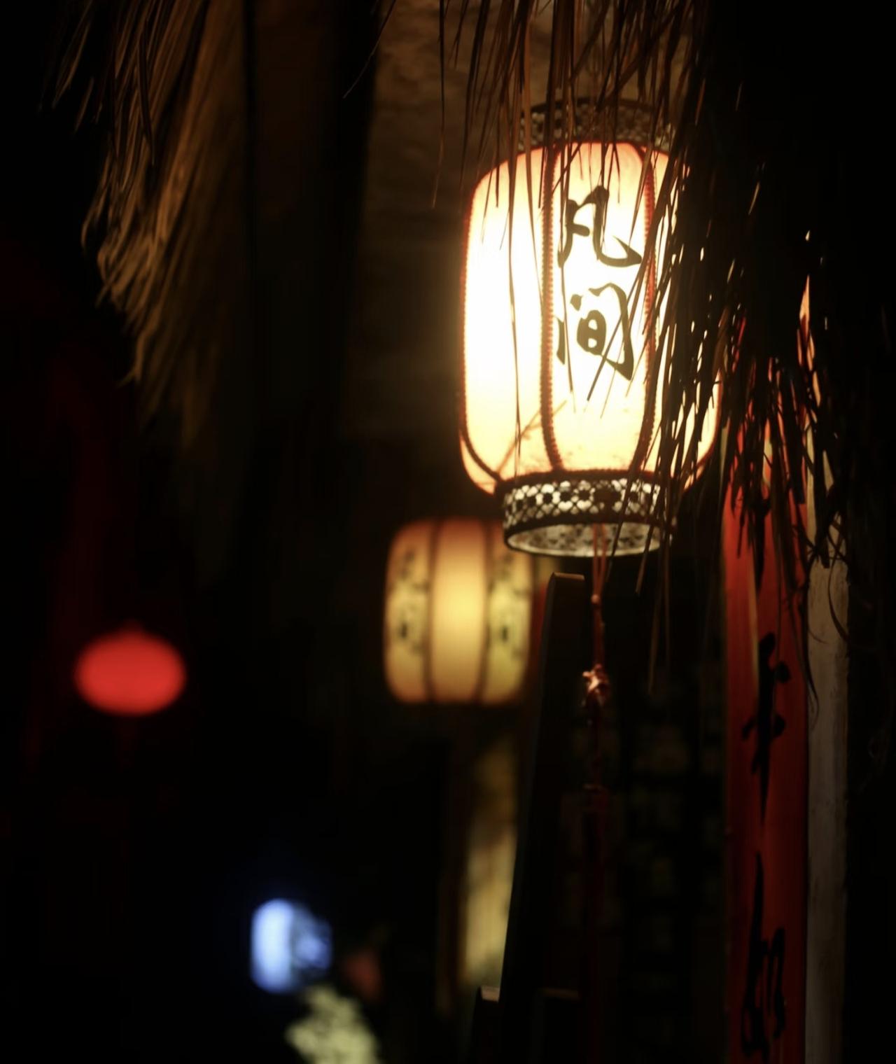 《苏幕遮·微恙》
矮墙根，青石道。
日影煎愁，愁把花催老。
旧疾重来如蔓绕。
骨