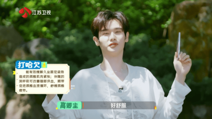 低头玩手机等于脖子扛大米脖颈本身十分脆弱，还要常年扛着几十公斤的重量，长期低头玩