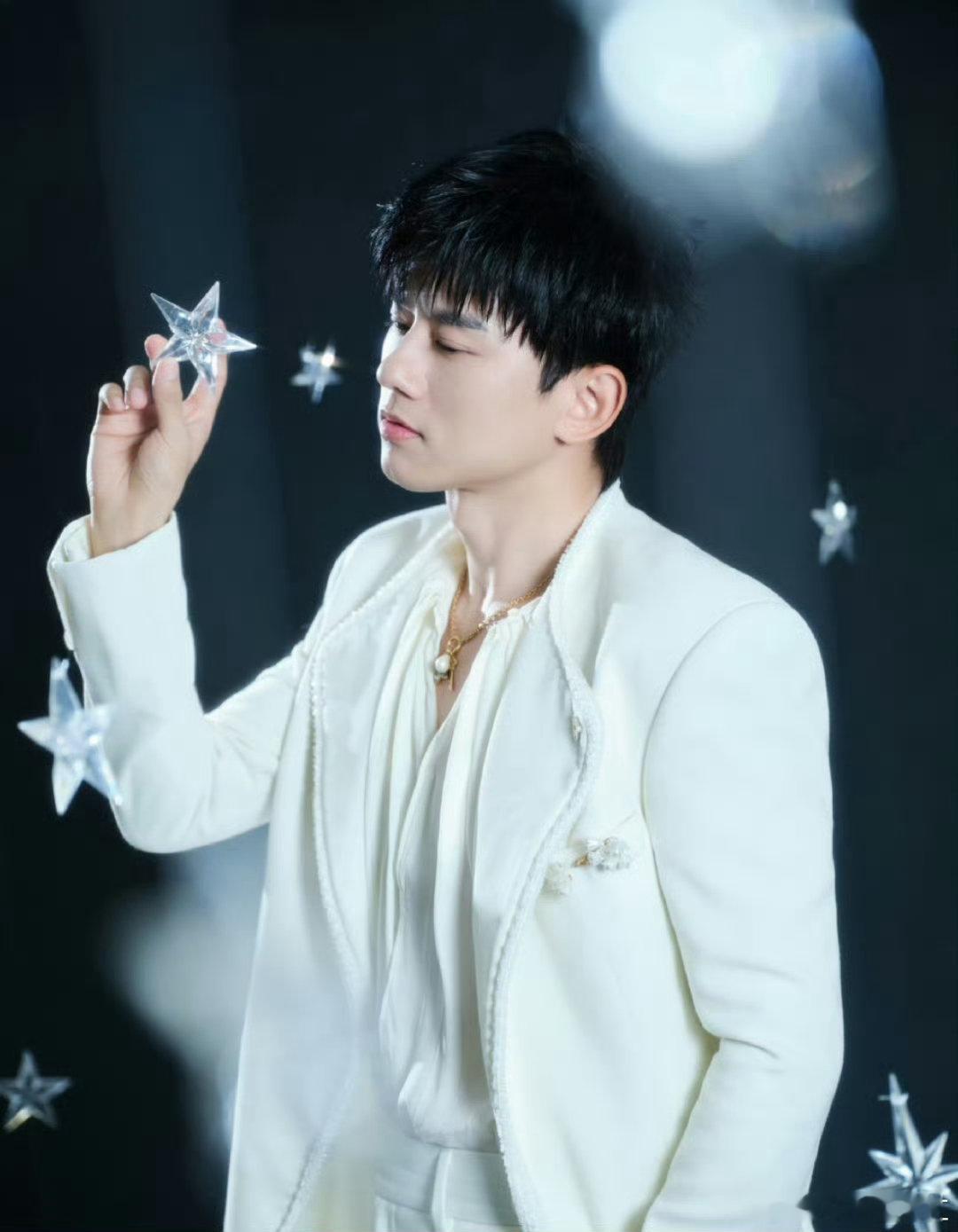 张杰牛到天花板！金鸡奖连唱两首，高音轻松拿捏，沉稳嗓音尽显国泰民安～ 