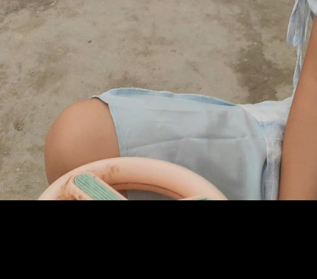 我真的理解不了一个妈妈居然能容忍孩子的扭扭车这么旧这么脏  感觉塑料已经老化到一