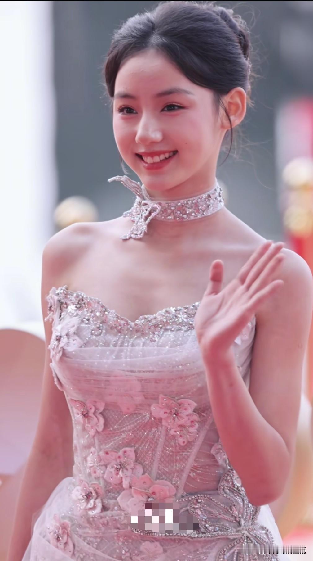 不敢想象这是13岁的刘佳玺，一眼看上去明明是一位甜美的知性女郎，身材有致，娱乐圈