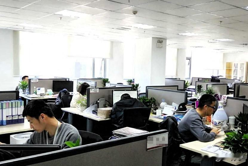 发现一件挺讽刺的事：西方唱衰中国，那叫“深刻反思”；中国自己肯定自己，就被嘲“盲