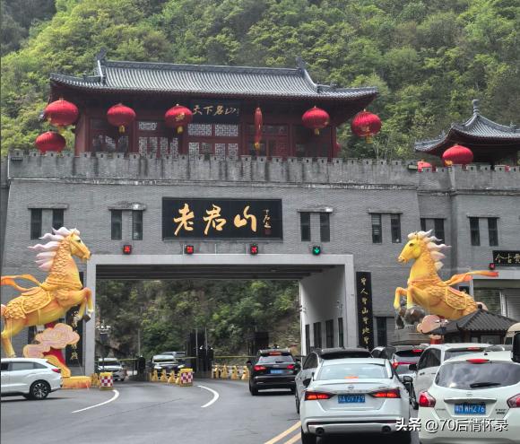 反观如今的我们，困在内卷与攀比之中：比工作、比收入、比生活，被世俗的成功标准绑住