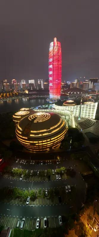 一方面，它在文化内容上保持了一贯的高水准；另一方面，又因商业广告的过度植入引发了