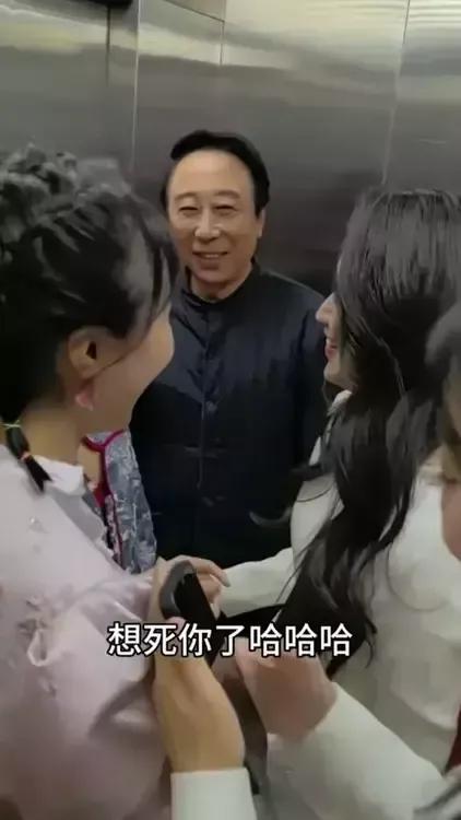 冯巩不愧是妇女偶像，新年伊始便大走桃花运啊！

曲协主席冯巩在出席央视春晚的节目