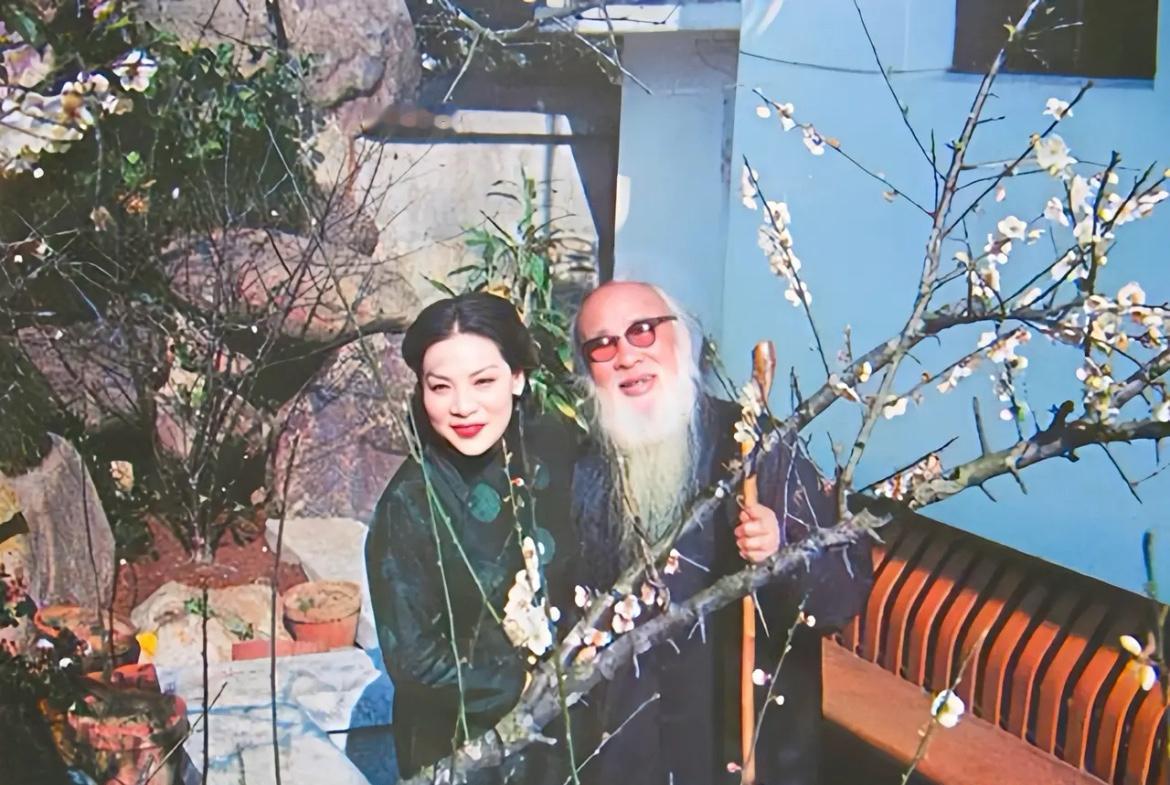 1978年，张大千与第四任夫人徐雯波在台北寓所赏梅时的留影，徐雯波原本是张大千女