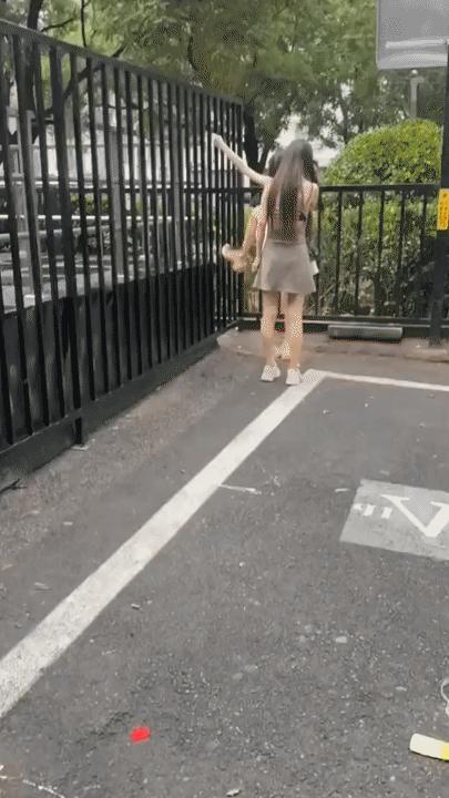 为了出去约会小黄毛，他们也是蛮拼的。[抠鼻]