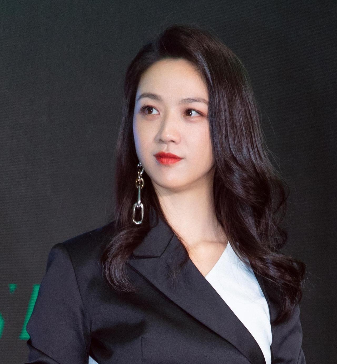 [中国赞]主持人问汤唯:“你跟韩国的老公是说中文，还是韩文？”汤唯说:“结婚十年