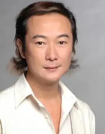 还记得这位亚视反派专业户吗？息影多年后罕见现身KTV，戴金表老板范十足
他的名字