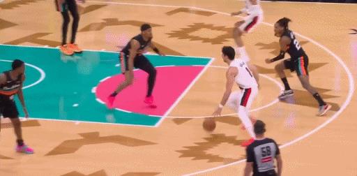 开拓者队当家球星阿夫迪亚的核心控制力真的太强了，也怪不得阿夫迪亚的罚球多，场均1