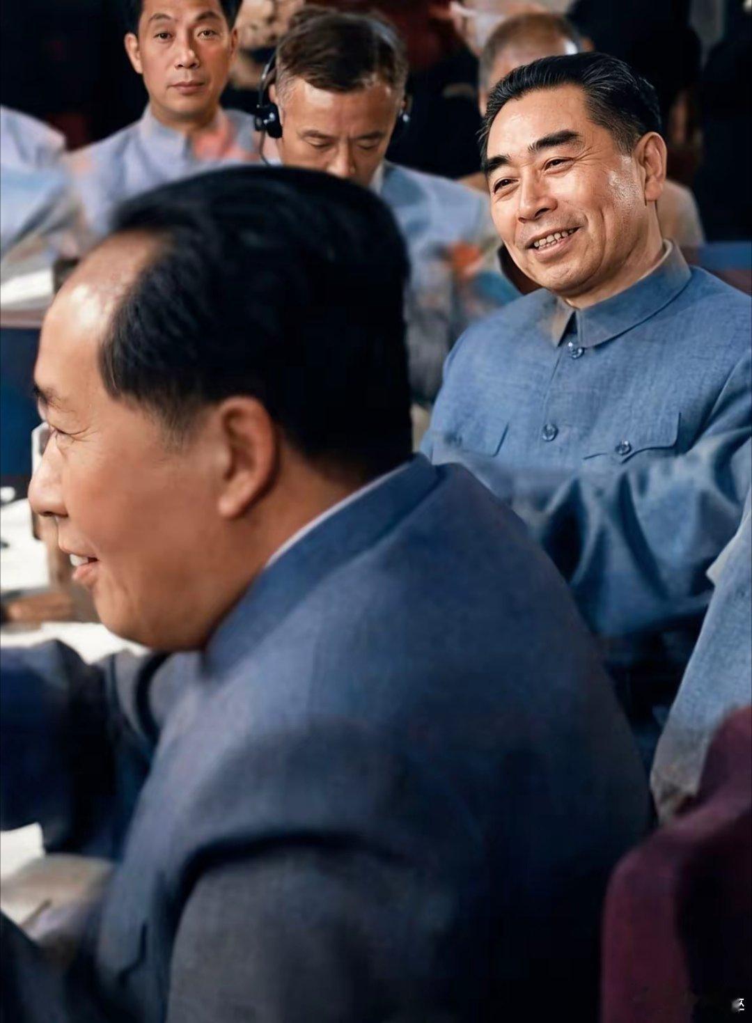 周总理望向毛主席的时候，目光之中满含发自心底的敬重与由衷的钦佩。 