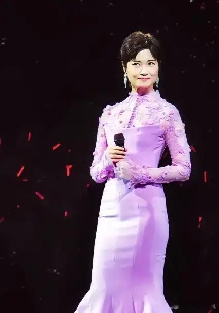 她是娱乐圈常青树，不结婚、不买房、不签公司，只签自己，把42岁活成了一道开放题，