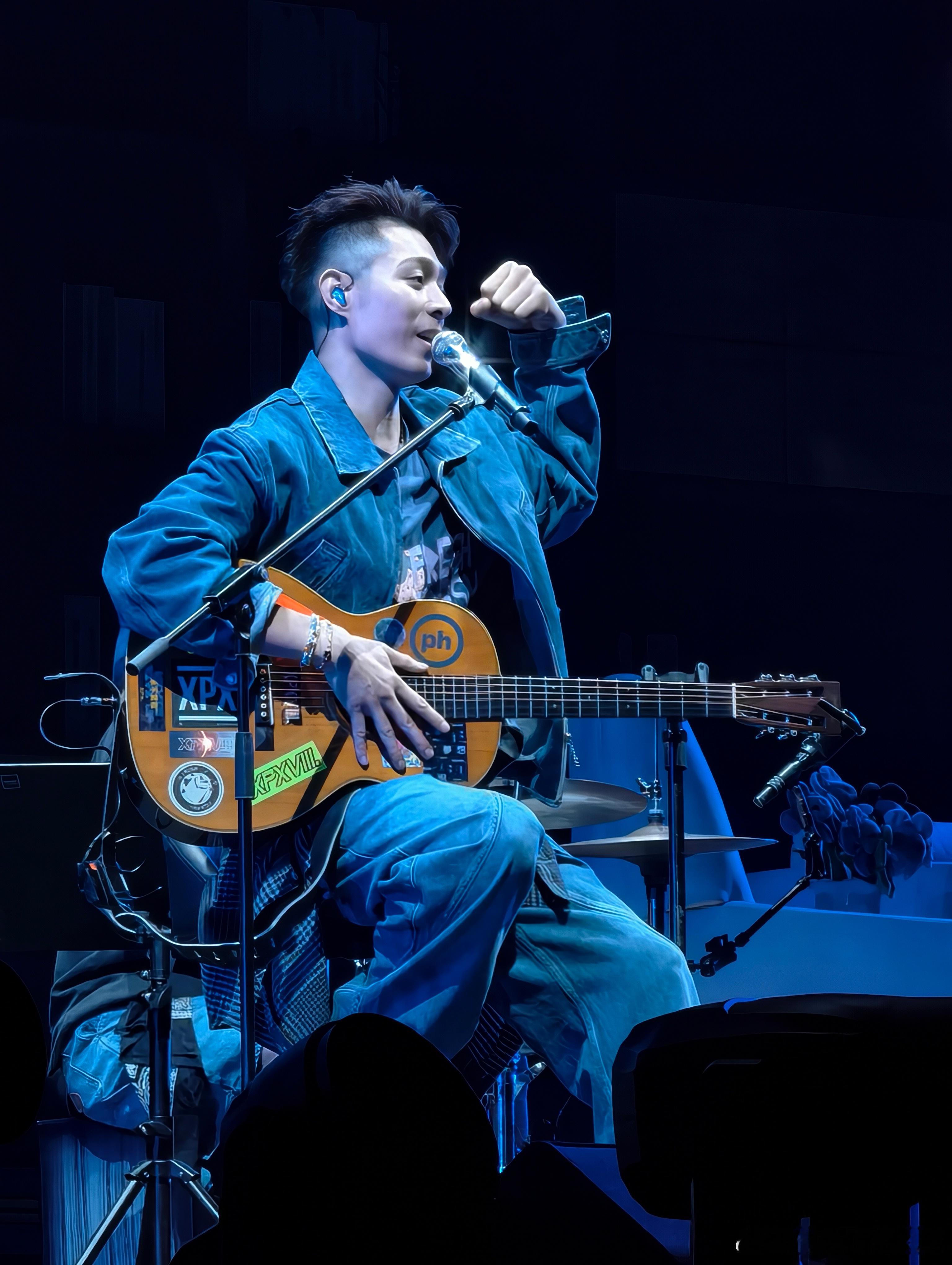 周柏豪ChapterIV巡演南宁站周柏豪ChapterIV巡演 周柏豪亲自掌机l