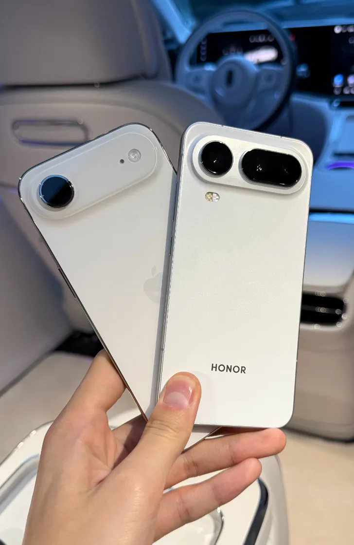 你还真别说，轻薄机加上白色配色，真的是绝配呀，就比如这两款Air，手感又好，颜值