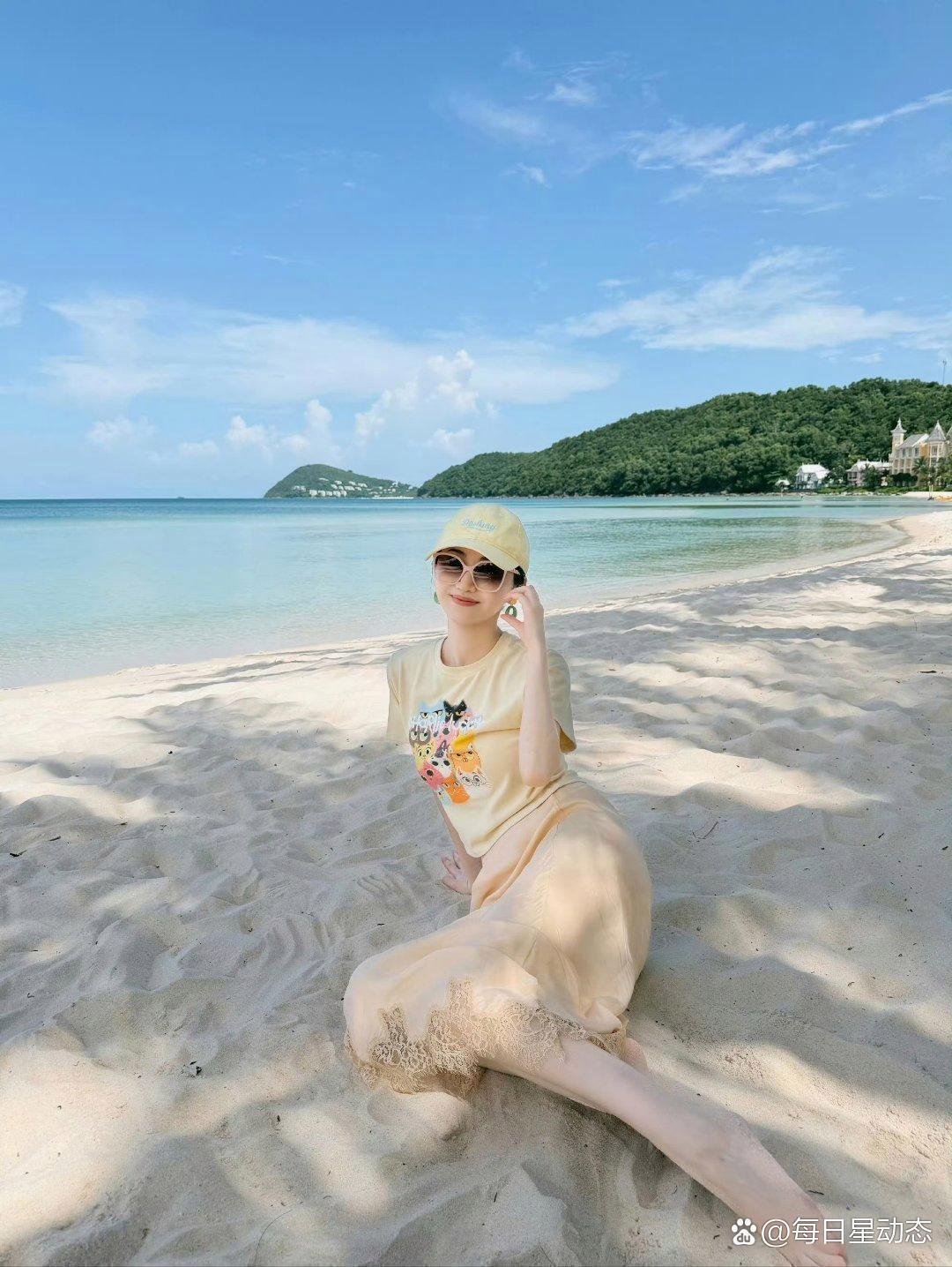景甜海边写真氛围感绝了，赤脚静坐在沙滩之上，海风轻轻拂过，抛开华丽滤镜，松弛感十