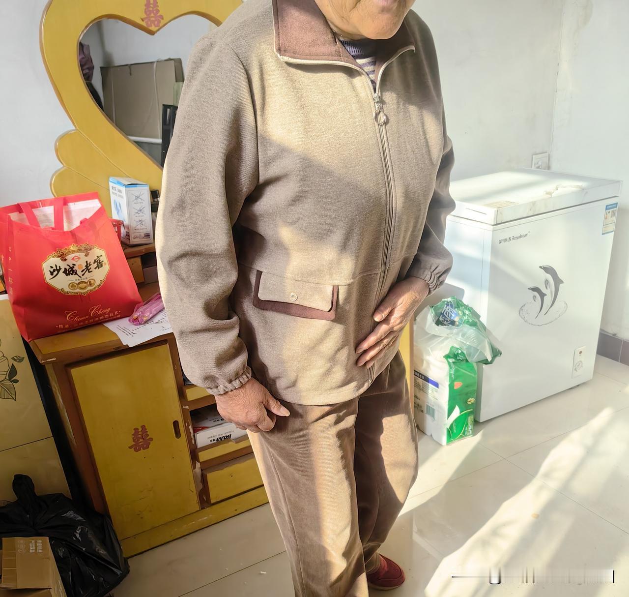 前两天从网上给妈妈买的外套昨天收到了，今天把老公安顿好，我就骑车去妈妈家送衣服了