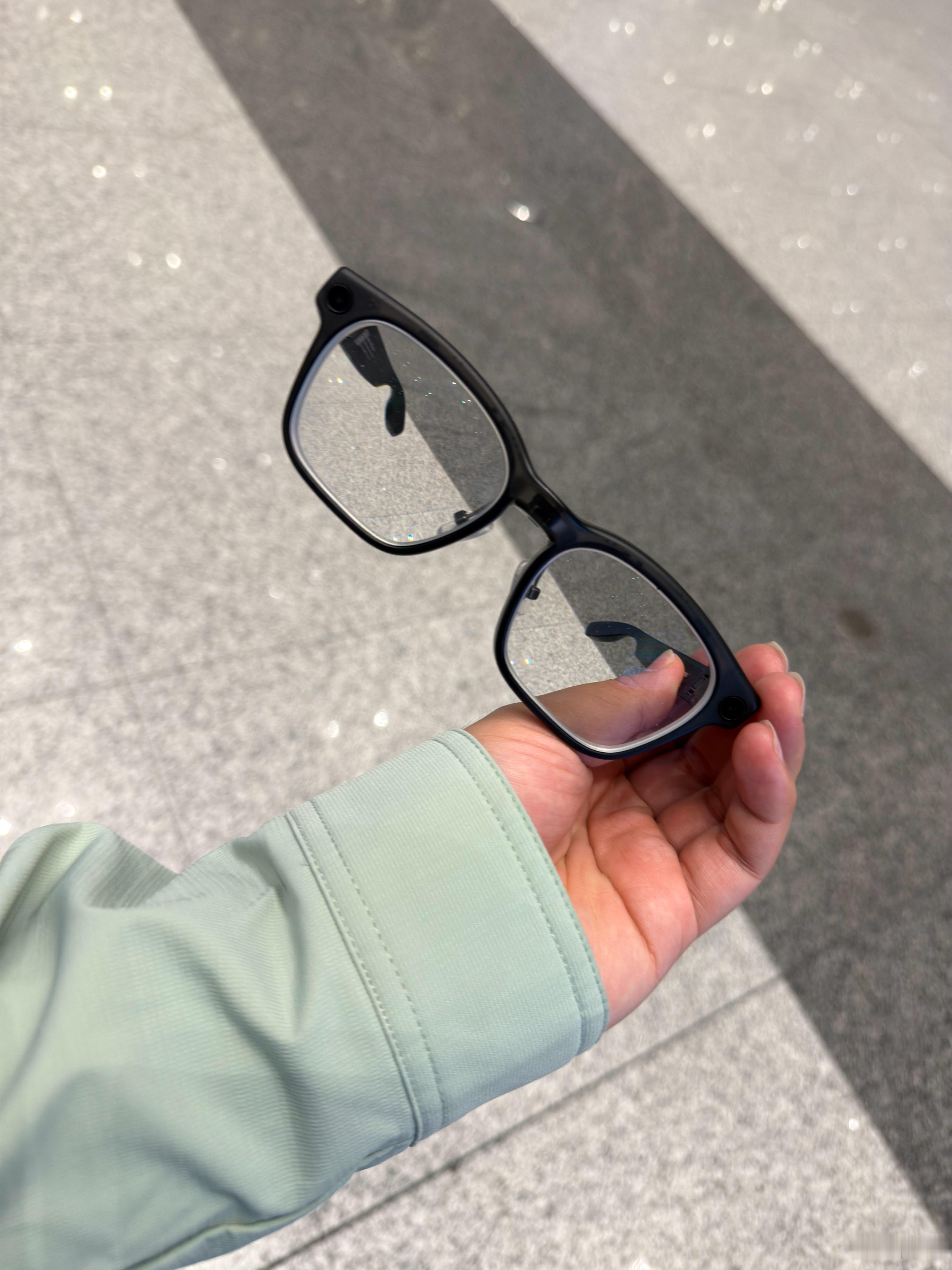 说个事，今天从侧面了解了一下理想Livis眼镜卖得有多好……今天去拍摄，现场的媒