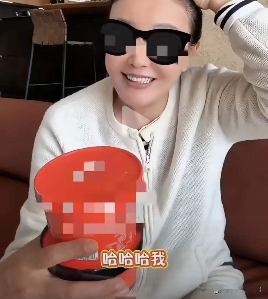 张兰这几天是非常高兴！在直播的时候，无论黑粉怎么说她都不在意。还高兴的说等到明年