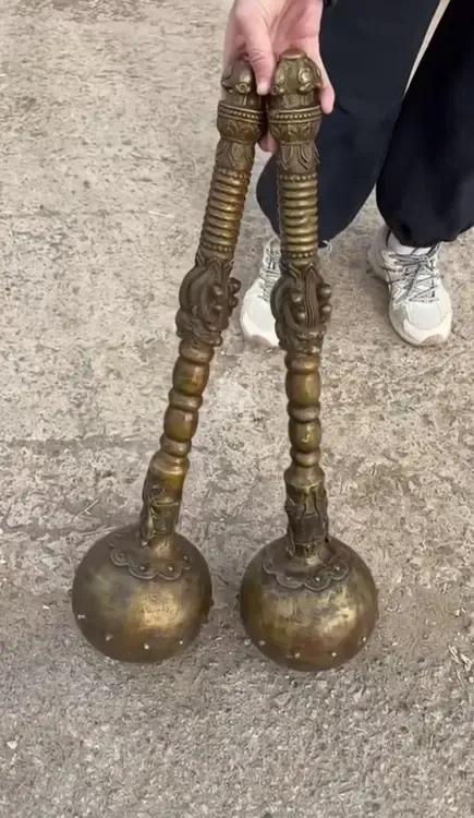 古玩店花两千元淘了一对大铜锤，老板说这是高价从一位农民手里收的，他祖上当过大官，