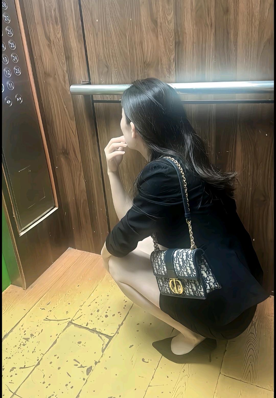 电梯中