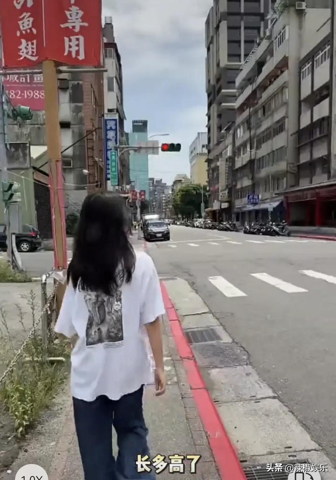 汪小菲女儿玥玥回北京后频繁暴露行程引来不少热议，特别是小玥儿常年只穿那一套衣服让