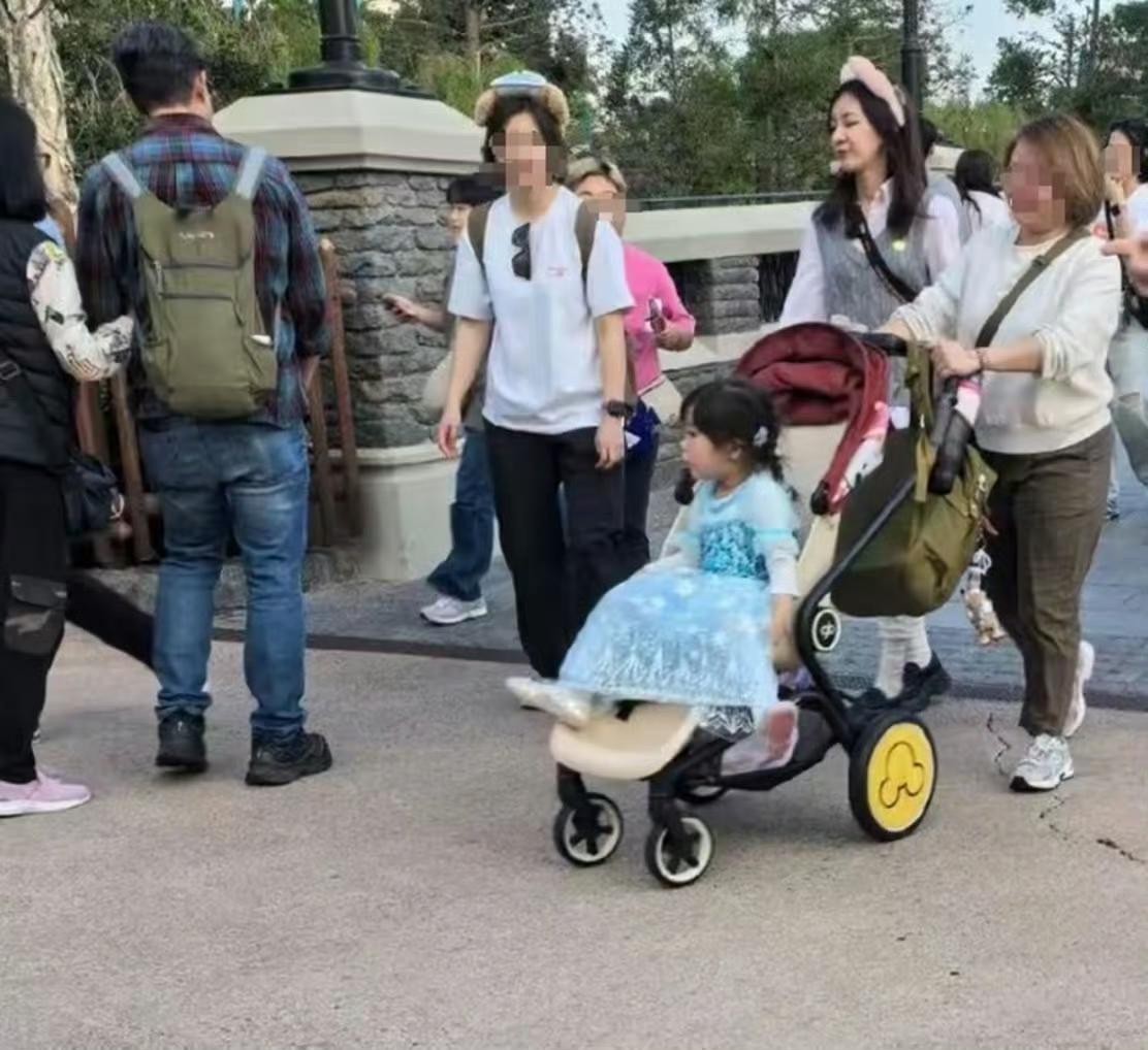 在香港迪士尼乐园惊喜邂逅陈意涵，她本人状态极佳，完全看不出已是44岁的年纪。更令