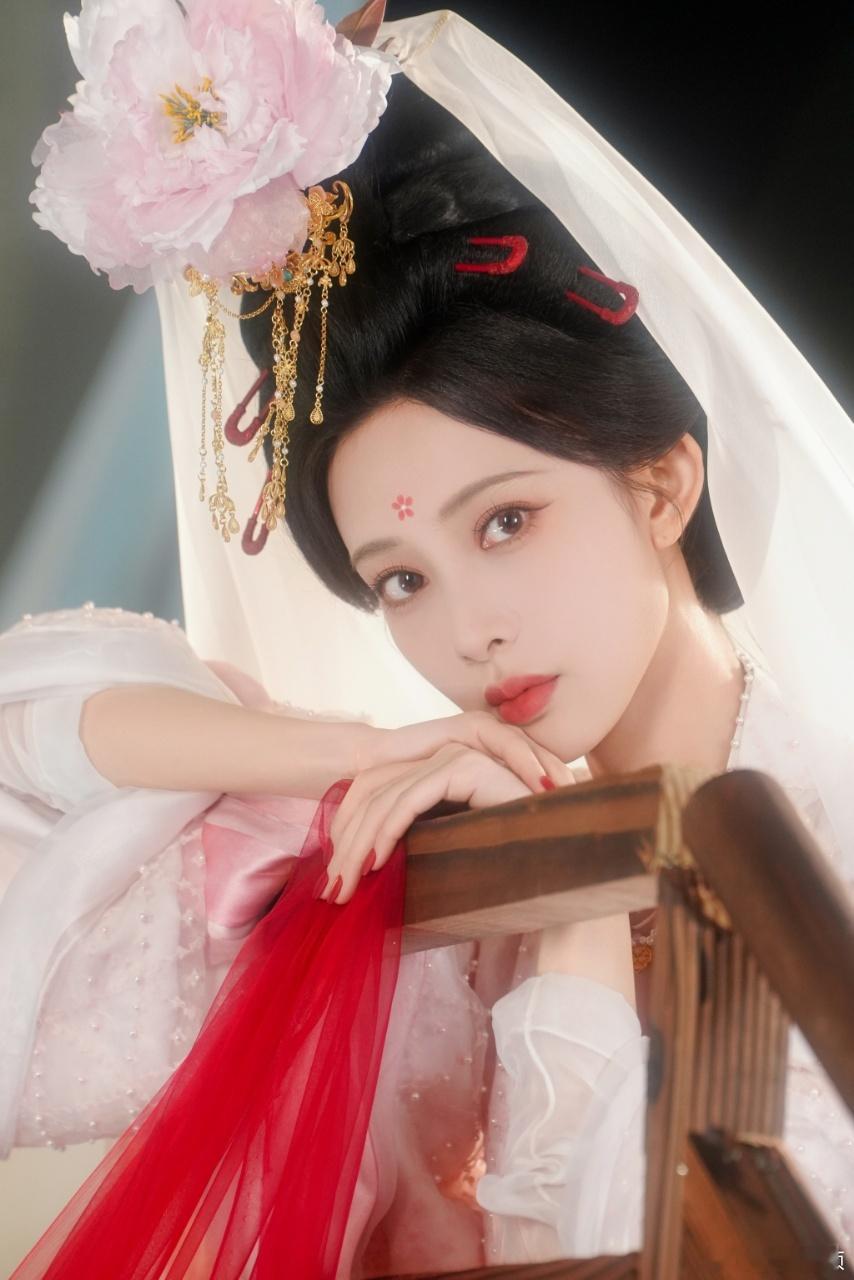 孟子义神女含泪悲悯感 孟子义白衣造型自带神女气质，眼角红痕未褪，泪光凝眸，悲悯的