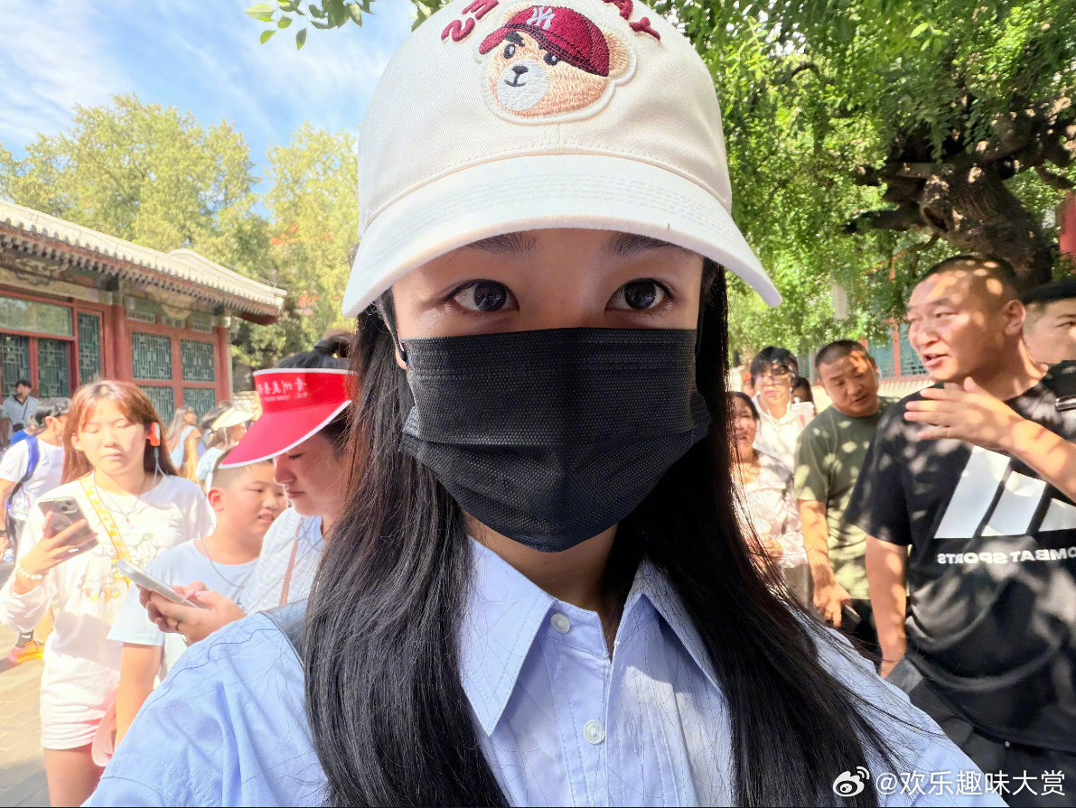 杨紫出游玩的不错 近距离自拍氛围感满满，背景全是来往游客，这种接地气状态太招人喜