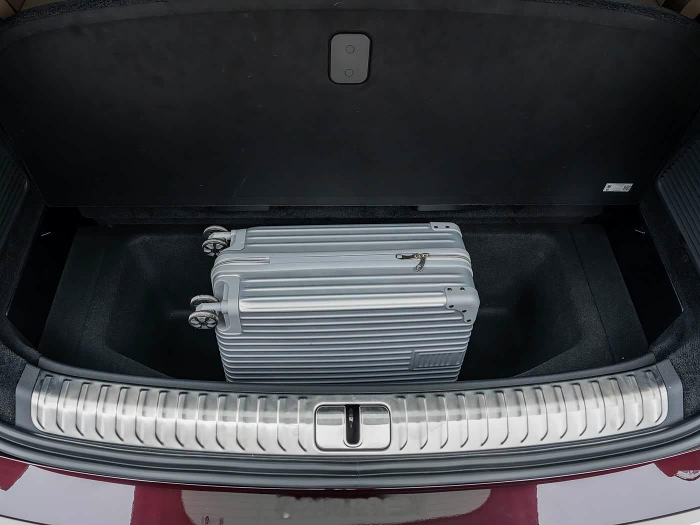 车载制氧机 其实纯电的这个尾坑可以支持安装一个车载制氧机不一定得像方盒子车那样外