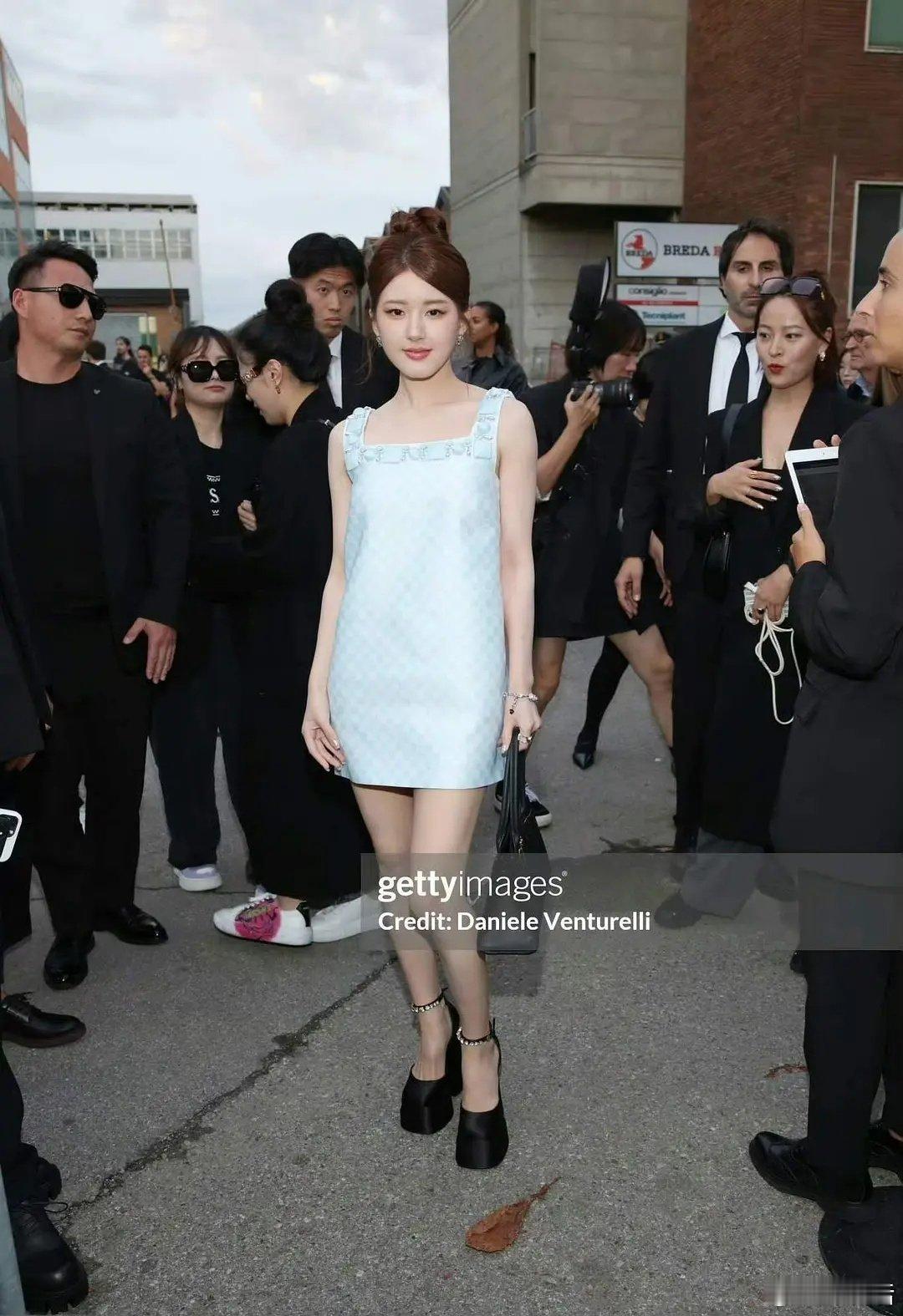 赵露思1米5的身高是1米7的脸，头部占比有点大了 ​​​