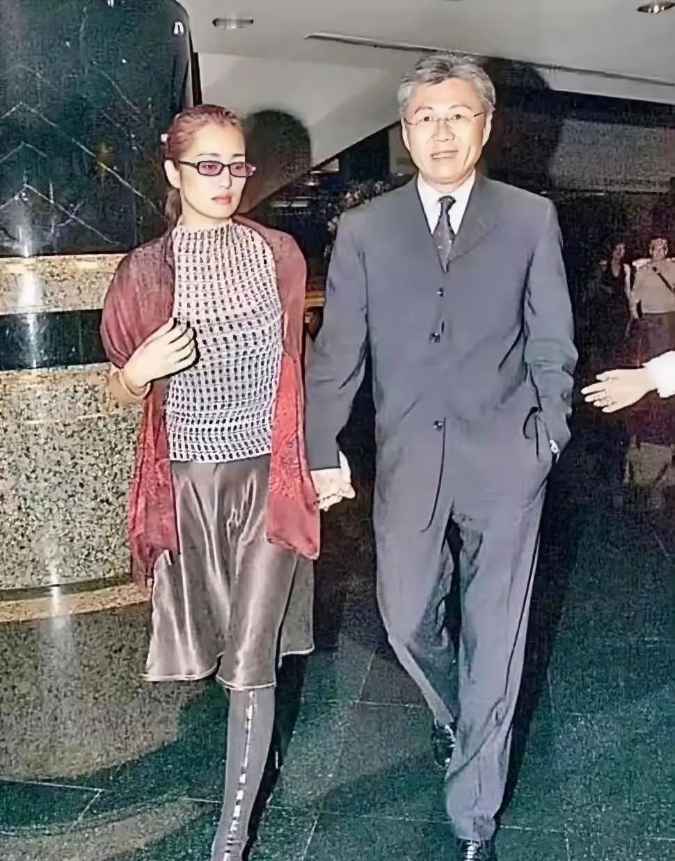 巩俐只是没有生过孩子，她可从来不缺男人！咱们娱乐圈的第一导演张艺谋都当过她的男朋