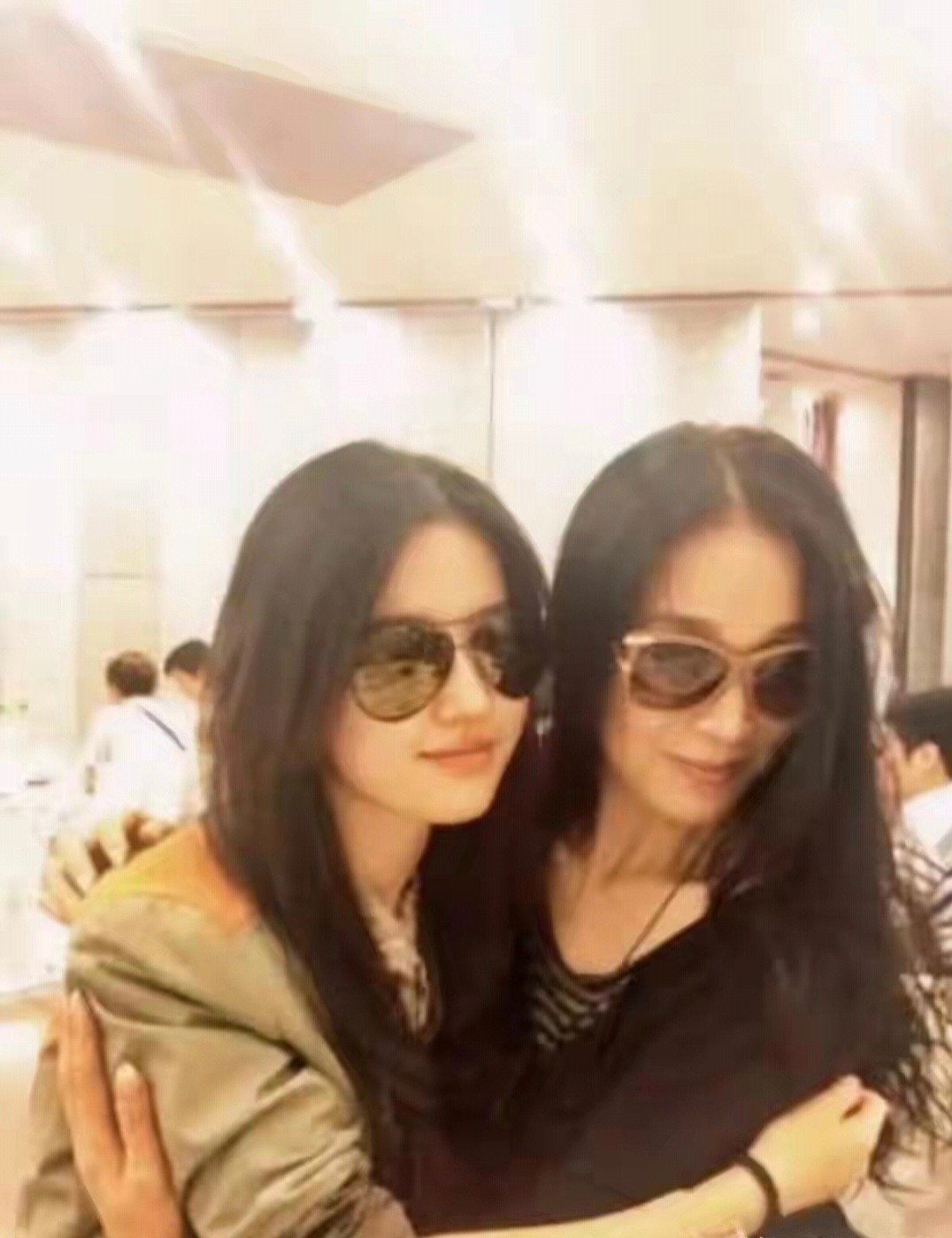 刘亦菲与小姨同框，小姨颜值惊艳碾压全场 