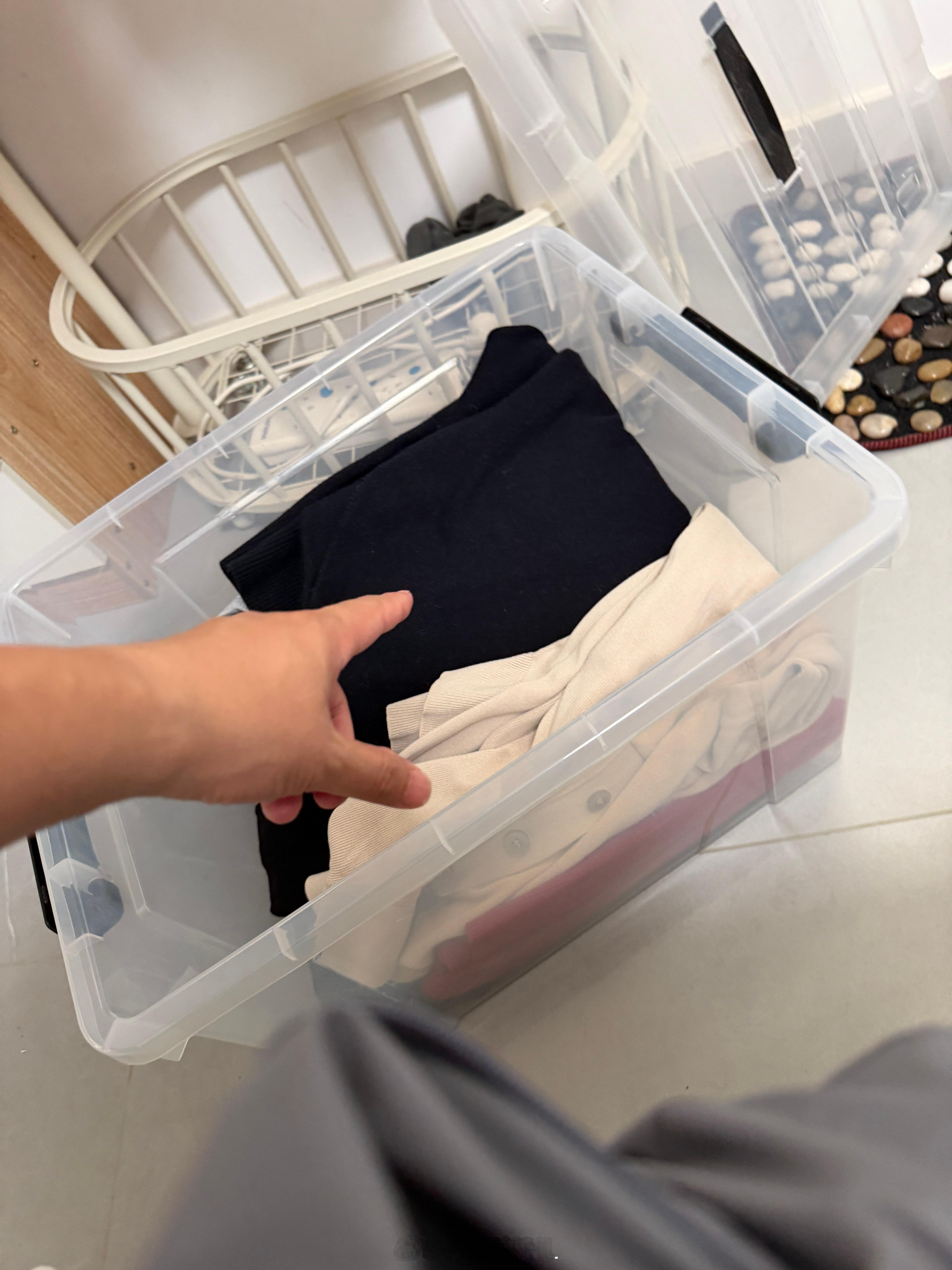 男人到底能有多少衣服呢？？我的冬装（除了外套），都放在一个盒子里了