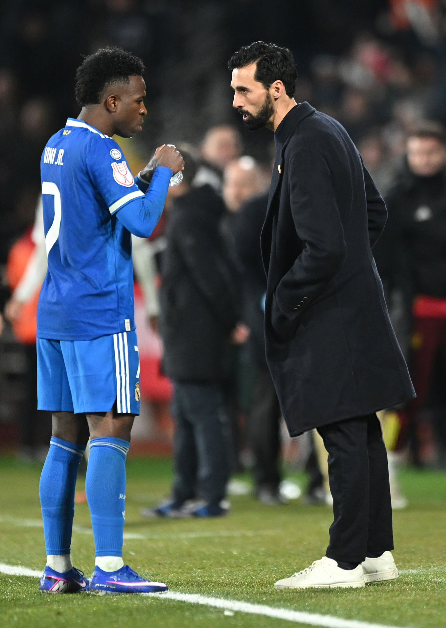 阿韦洛亚正竭尽全力帮助Vini恢复到最佳状态。他要求球员们在比赛中多留意Vini