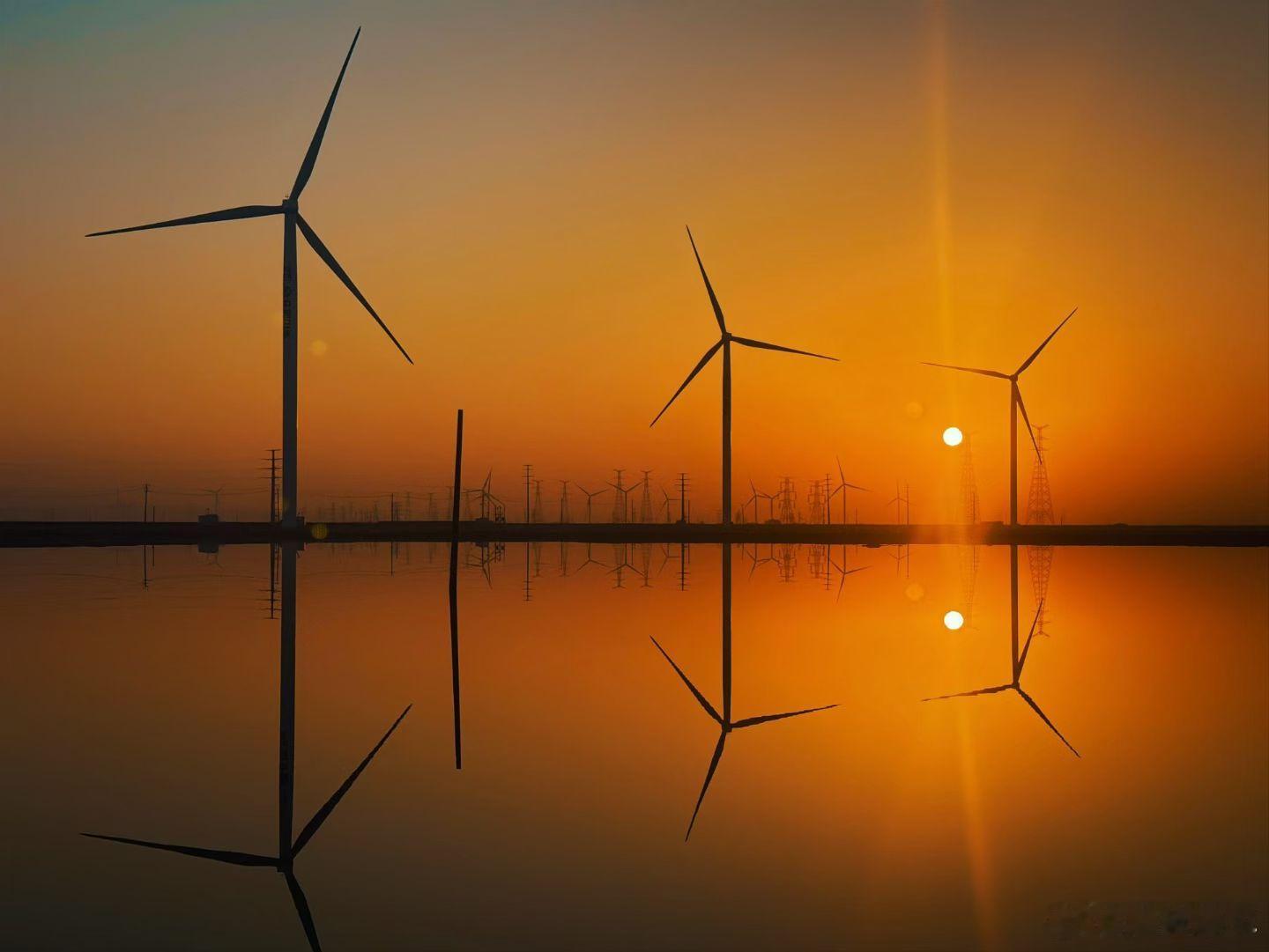 这届爸妈靠AI称霸朋友圈一张AI照弥补爷爷半生遗憾谁能想到，现在的长辈玩AI比年