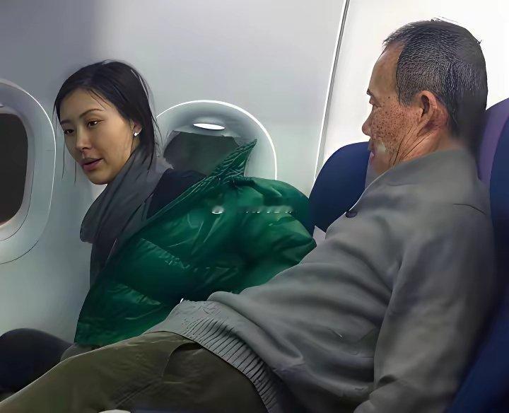 当年，王石与田朴珺热恋时在飞机上的一张留影，也是他们恋情的官宣照 