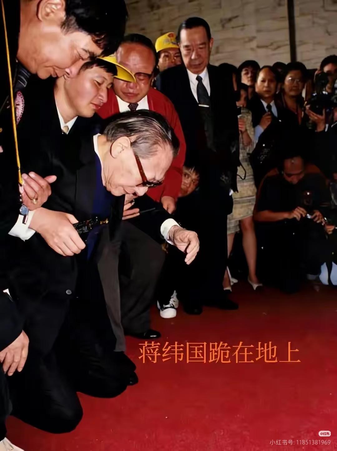 1995年，79岁蒋纬国长跪于台北中正纪念堂，对着父亲铜像下跪祭奠时的一幕，当时