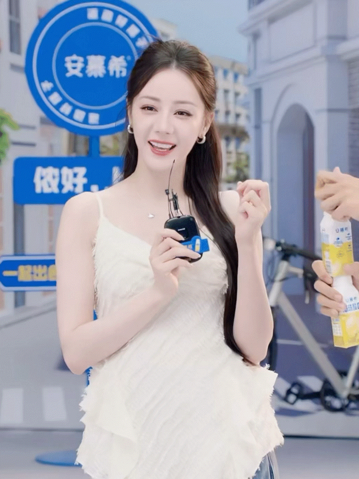 迪丽热巴直播迪丽热巴简直是女娲的完美之作吧[不愧是你]穿件白吊带配牛仔裤直播，都