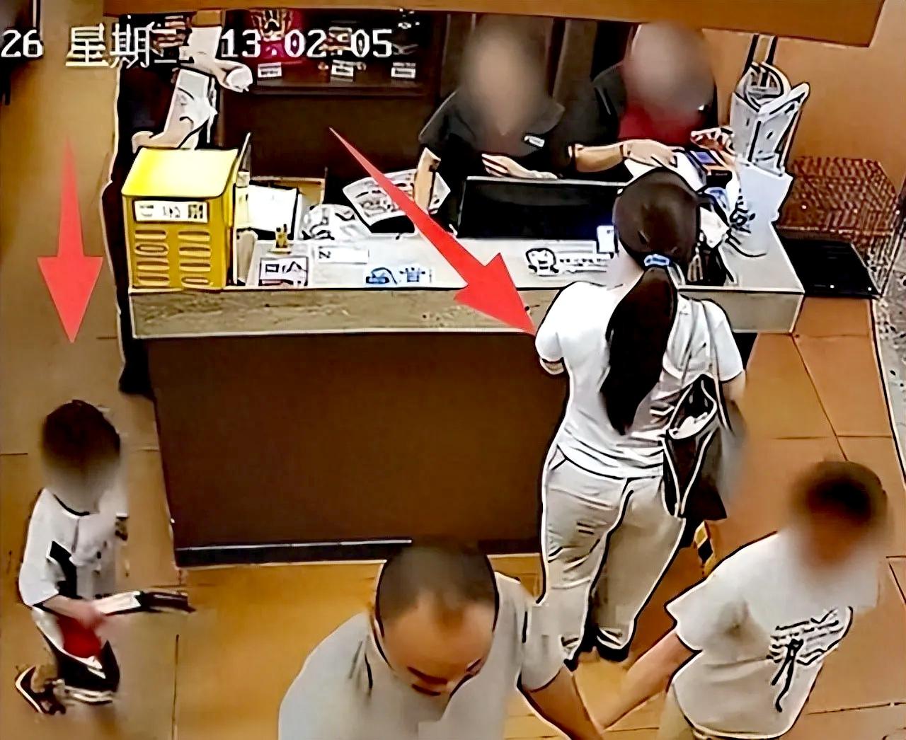 “摸臀女”再迎坏消息，男童父亲已委托律师处理纠纷，这下，她的退路真的没有了！
