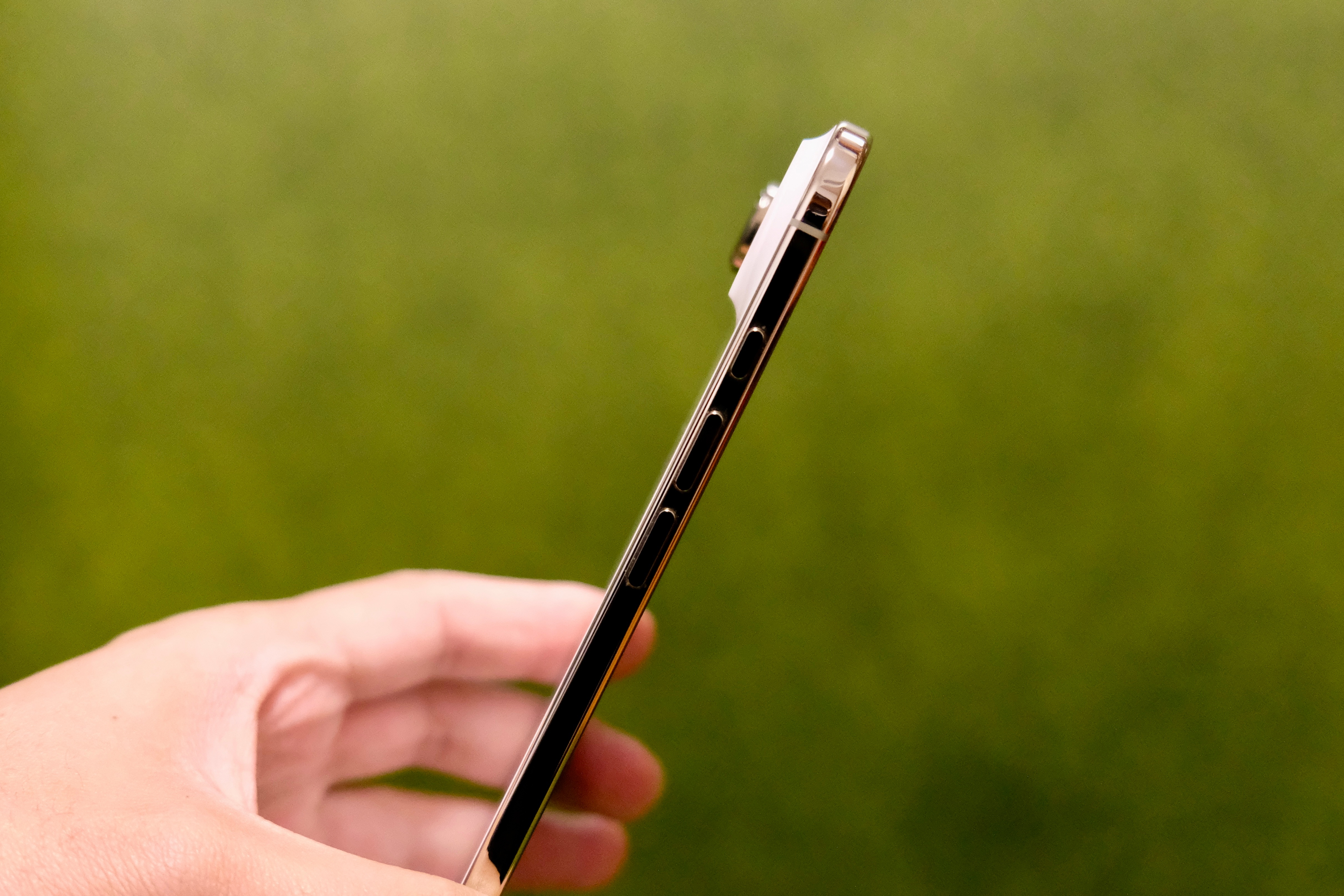 iPhone Air 用了一个月，啥都好，但是这续航是真的有点拉，充电又充得慢。