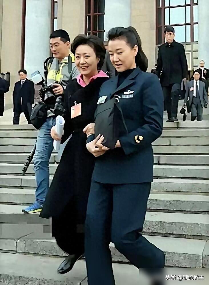 别吹宋祖英气质了，09年春晚要不是周杰伦，她那段抢拍，差点就成了直播事故。
一