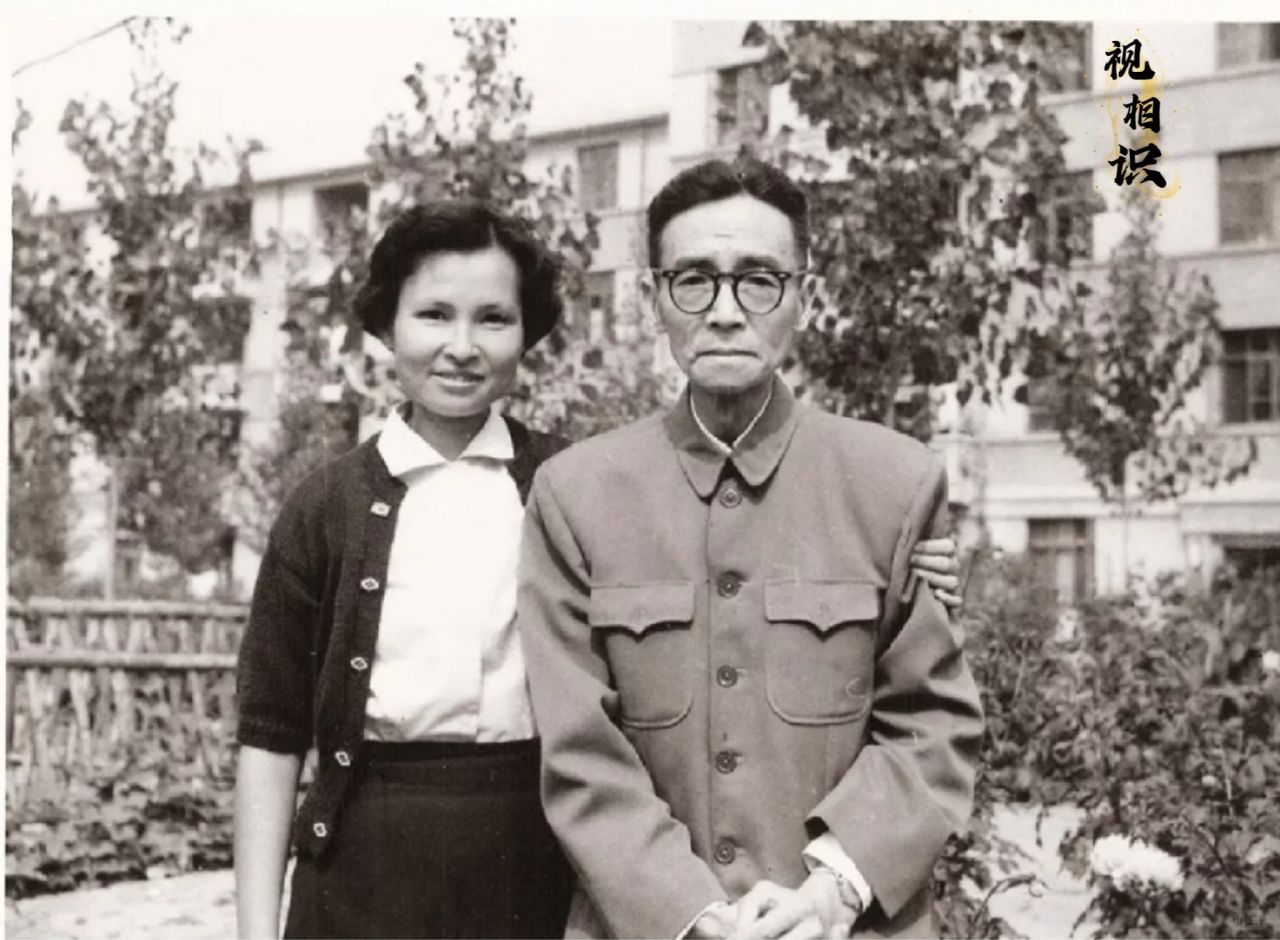 60年代，林徽因去世几年后，梁再冰与父亲梁思成的合影，画面中的梁思成也已垂垂老矣...