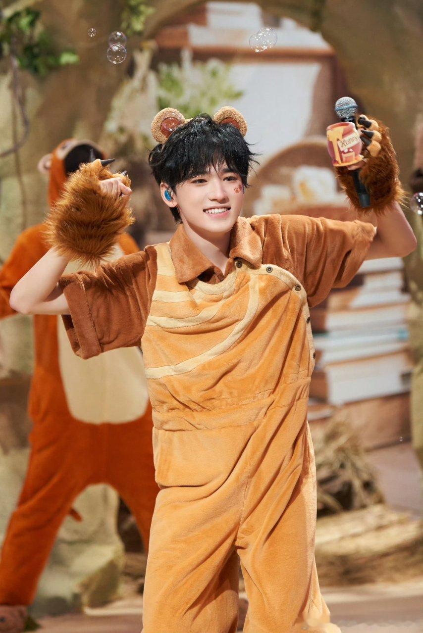 宋亚轩惊喜舞台《我还有点小糊涂来啦 