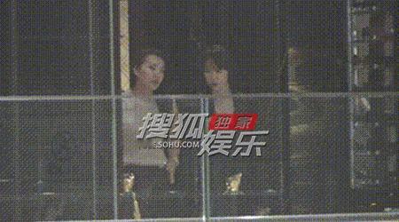 陈好宋茜挽手热聊两位花少姐姐私下聚会同框啦！饭后一路挽着手边走边聊，肉眼可见的亲