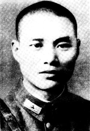 1980年，香港。

一个70岁的老人站在前妻面前，沉默了很久。

旁边站着她的