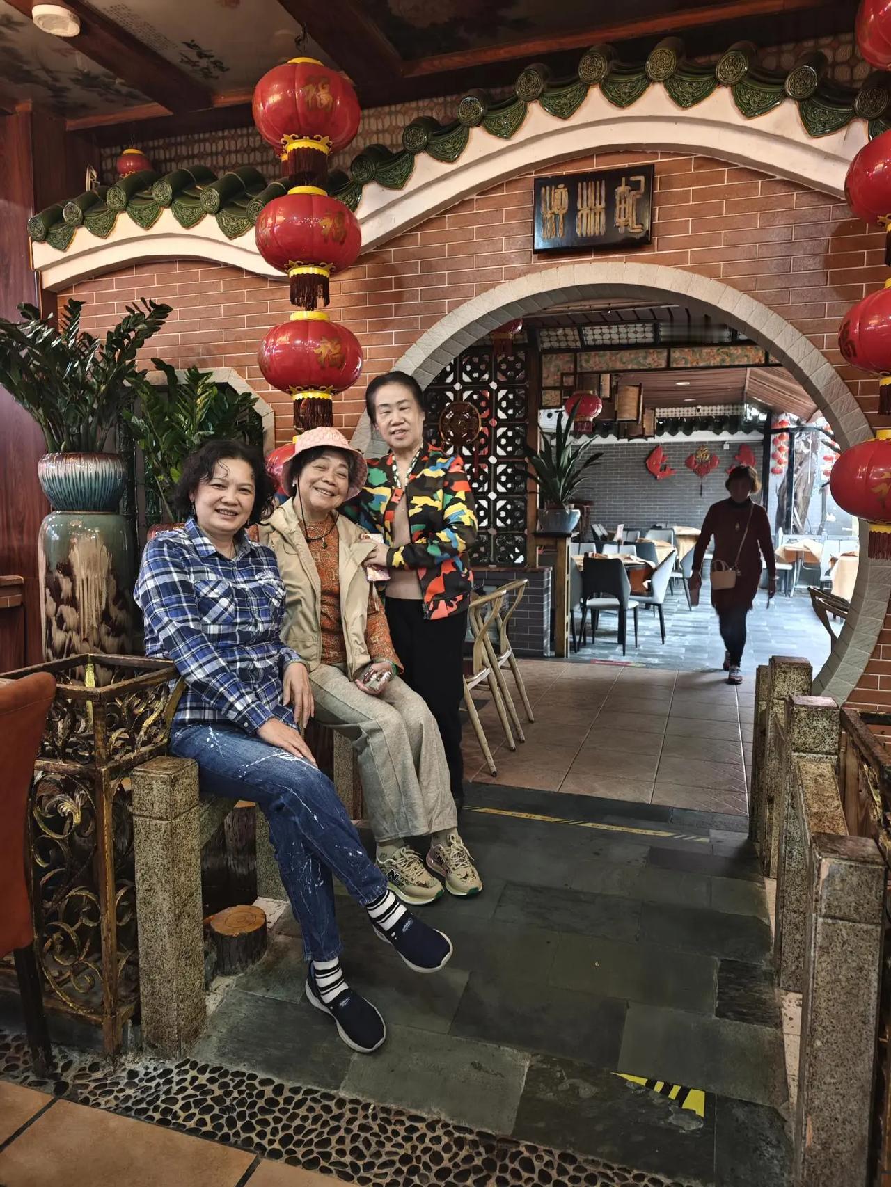 今日分享。欢乐在一起合影留念