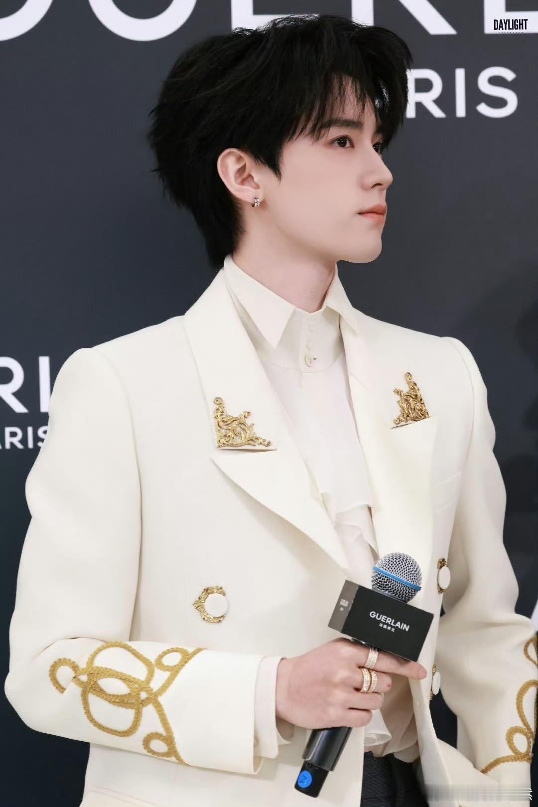 周翊然周翊然背了金色翅膀 他背上翅膀的那一刻，我脑子里只有一个词：圣光降临。周翊